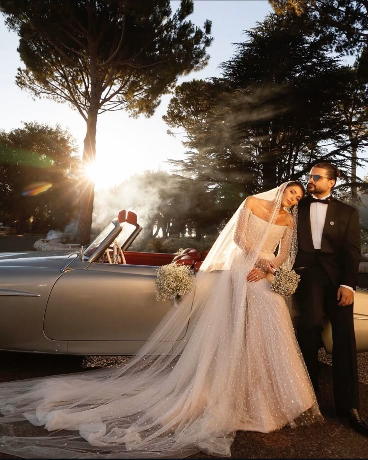 Klasik arabada gelin damat sinematik klip karesi